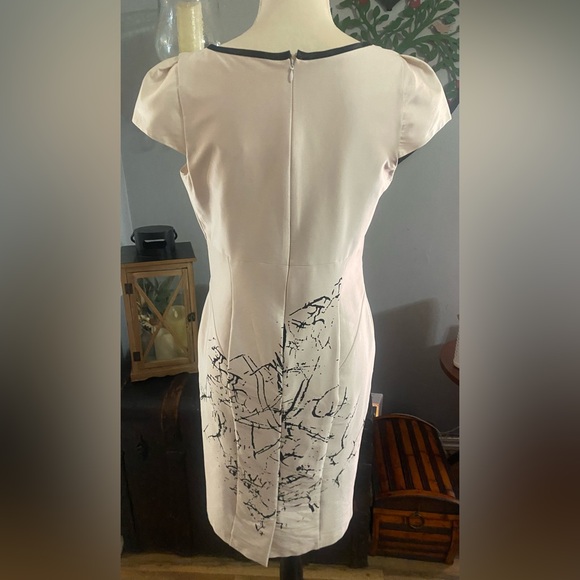 Elegant Black and White Dress - Picture 5 of 9